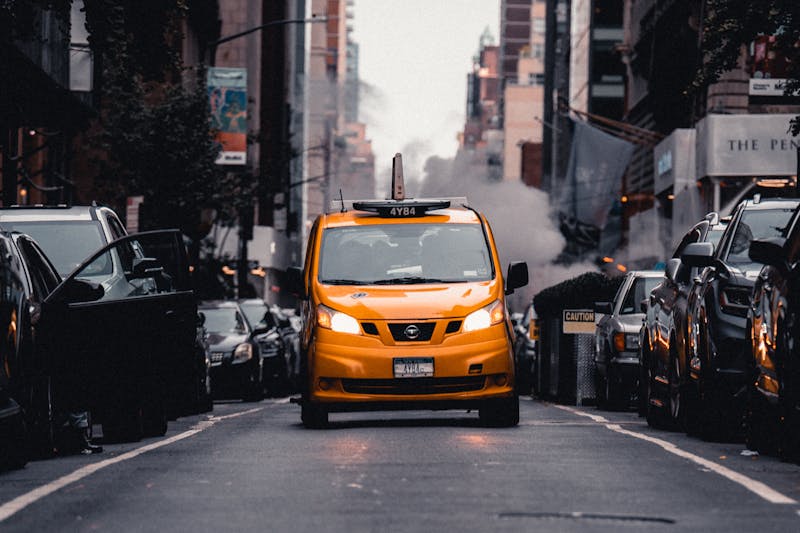 Duża taksówka na zatłoczonej ulicy