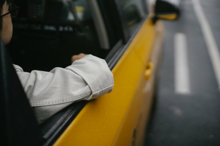 Dzieci w taksówce Eko Taxi