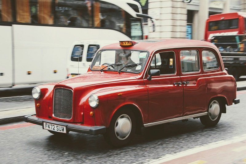 Elegancka czerwona taksówka