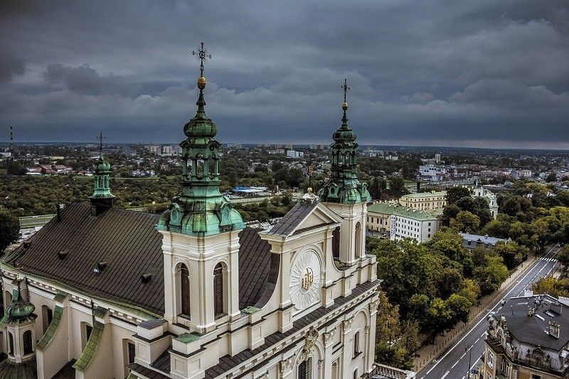 Jeżdżąc taxi busem w Lublinie odwiedź katedrę