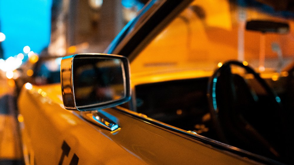 Lusterko żółtej taksówki