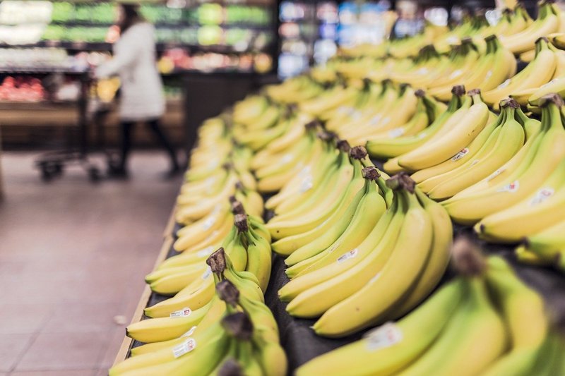 Skrzynki z bananami w markecie