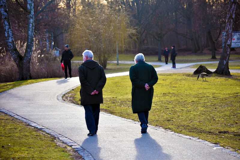 Starsi ludzie w parku
