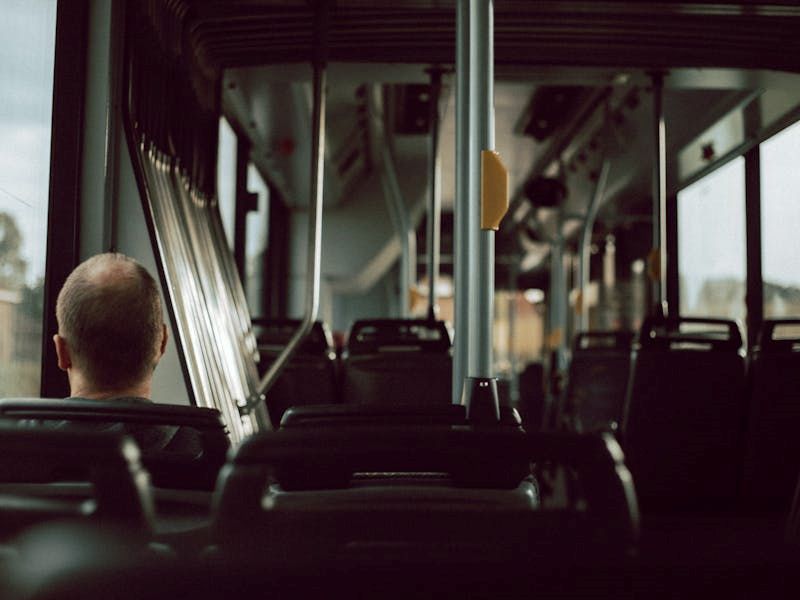 Ciemne wnętrze autobusu