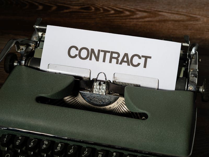 Napis contract na papierze w maszynie do pisania