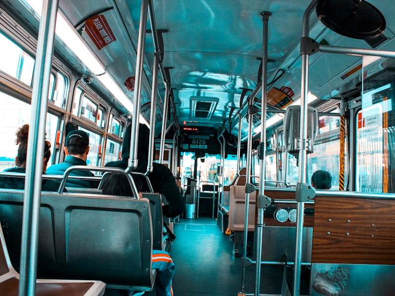 Wnętrze autobusu widziane od tyłu