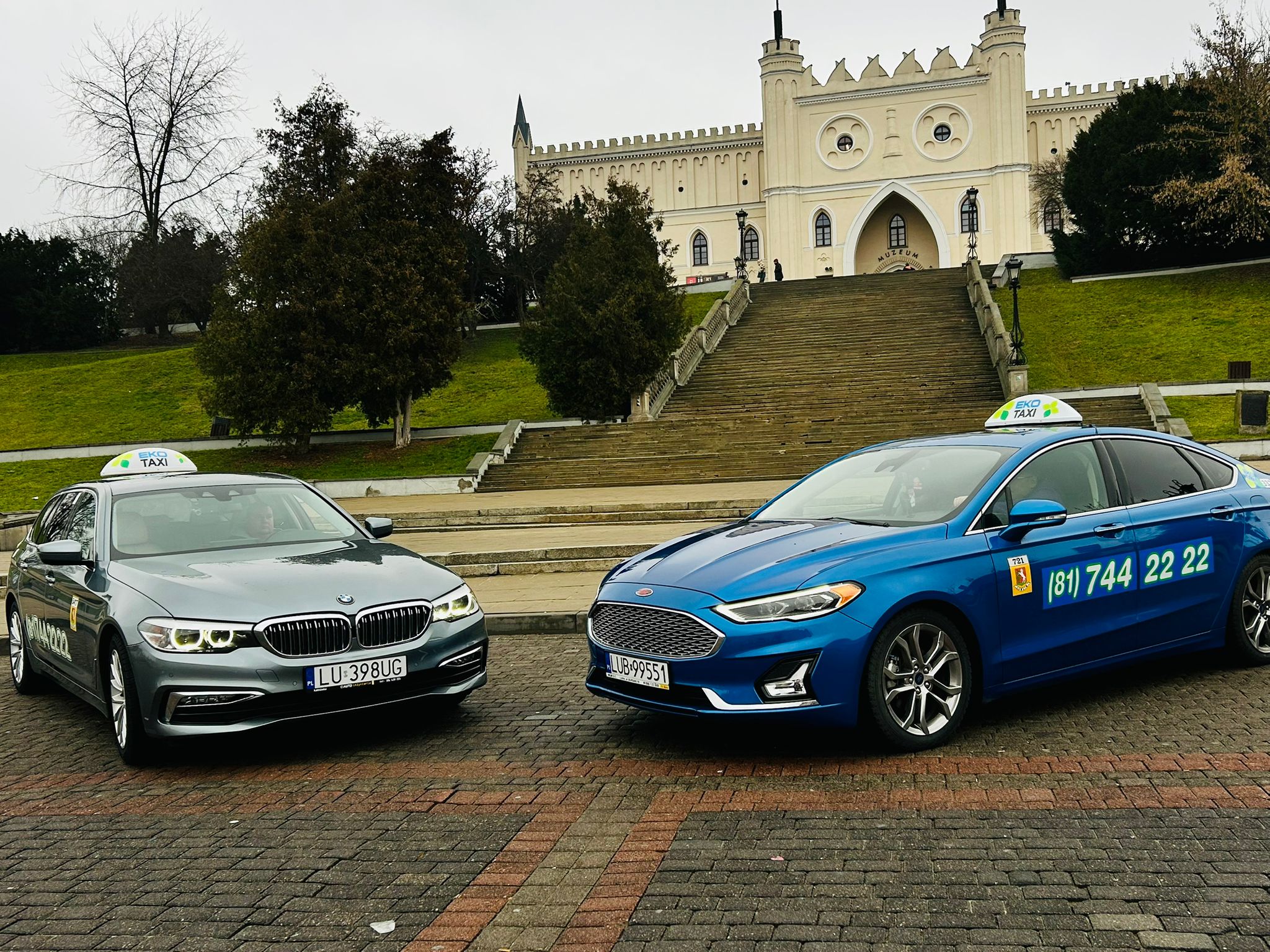 Tanie taxi Lublin - samochody Eko Taxi przed Zamkiem Lubelskim